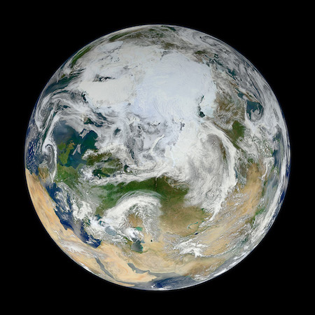 Một bức ảnh về phần phía bắc của Trái đất. Các vòng xoáy của màu trắng bao phủ nó.