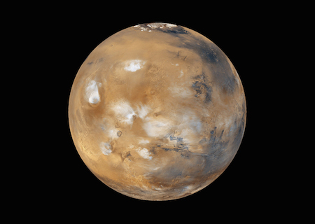 Một bức ảnh chụp một mặt đầy đủ ánh sáng của sao Hỏa cho thấy một số vệt trắng là những đám mây băng nước và băng trên mặt đất.