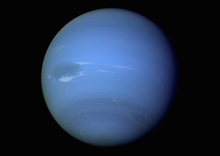 Một bức ảnh chụp toàn bộ một mặt của Sao Hải Vương, hiển thị màu xanh lam nhạt và các dải tối gần cực nam.