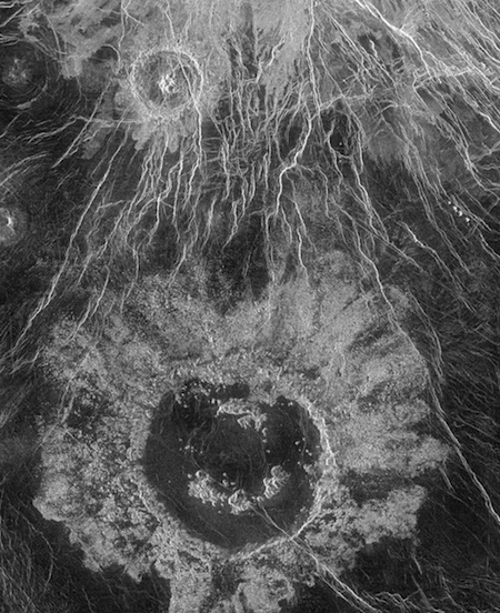 một bức ảnh của một miệng núi lửa lớn và nhiều vết nứt màu trắng trên bề mặt