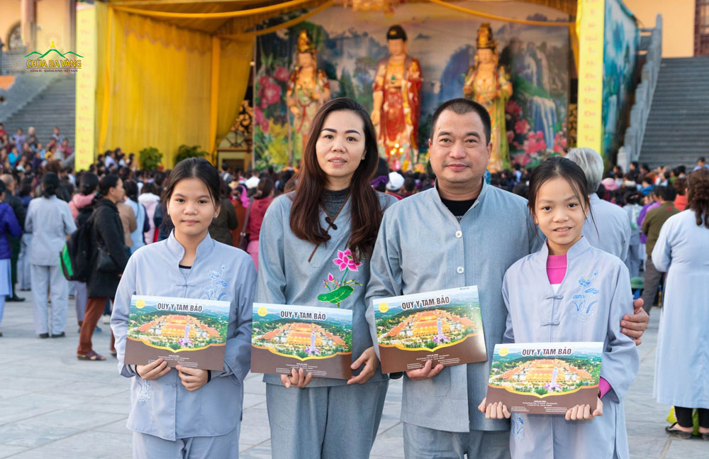 Cả gia đình về chùa cùng quy y, làm người con Phật