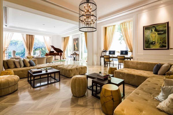 Boudoir Lounge toạ lạc tại tầng trệt của khách sạn Sofitel Saigon Plaza