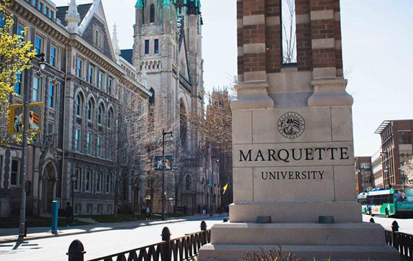Marquette University được lấy theo tên 1 vị danh mục chứ không liên quan đến thuật ngữ Marquette