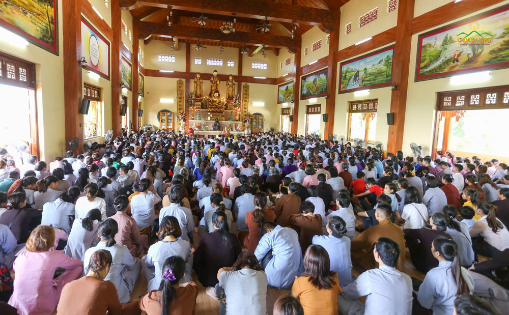 Vào mồng 8 hàng tháng, chùa Ba Vàng đều tổ chức lễ quy y cho hàng ngàn Phật tử